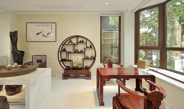 茶室造型怪異的桌凳擺放