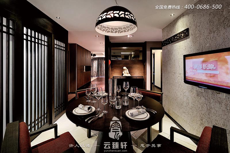 黑色中式隔斷的運用在餐廳里，則是活躍的"精靈”，讓中式的韻味—定程度上得到了提升