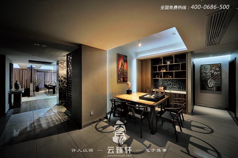 整個中式精品住宅的設計裝修效果都是以黑色調為主，此茶室是在公共空間的一處設置的