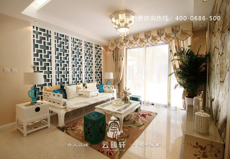 新中式客廳在色彩上選擇了孔雀藍與柔和、高雅的米色調