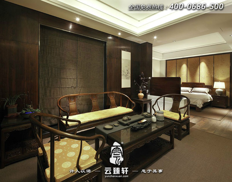 臥室里的小會客廳擺放的茶桌椅整體色調溫潤、自然