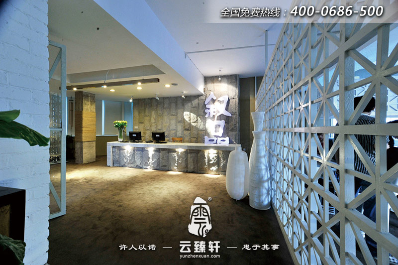 白色優雅的辦公室前臺裝修效果圖